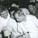 1981年8月9日，中共中央政治局委員、書記處書記、國務院副總理方毅來廠所（寶鈦集團）視察、題字，陪同視察的有國家計委副主任林華、冶金部副部長周傳典、張凡等。